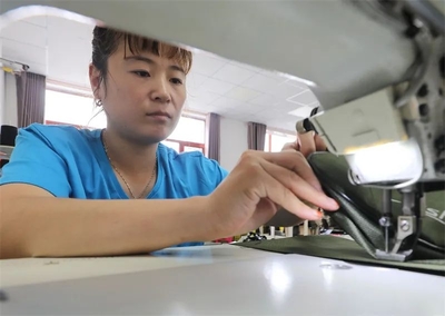 河北固安:小箱包叩開(kāi)致富路