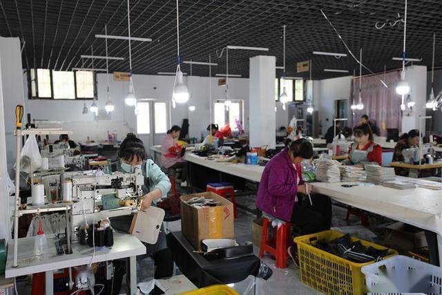 微視頻|阜平龍泉關(guān):箱包加工奏響富民增收協(xié)奏曲_賈宏博