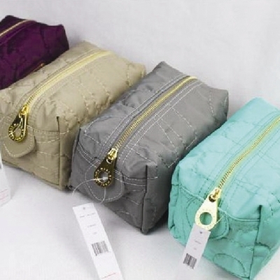 化妝包A01-福建箱包網(wǎng)-寧德箱包加工-福州箱包加工工廠-福建箱包網(wǎng)|福州箱包加工廠|寧德箱包生產(chǎn)廠家 產(chǎn)品展示(福建正岳箱包-寧德箱包工廠-福州箱包工廠、寧德箱包來(lái)料加工-福州箱包OEM工廠、箱包生產(chǎn)工廠-箱包設(shè)計(jì)-箱包加工制作工廠)|金泉網(wǎng)