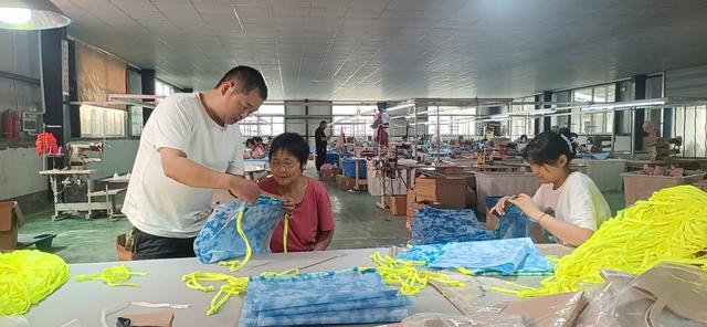 許昌鄢陵 '箱'約左岸 '包'攬振興，箱包加工引領(lǐng)鄉(xiāng)村產(chǎn)業(yè)振興